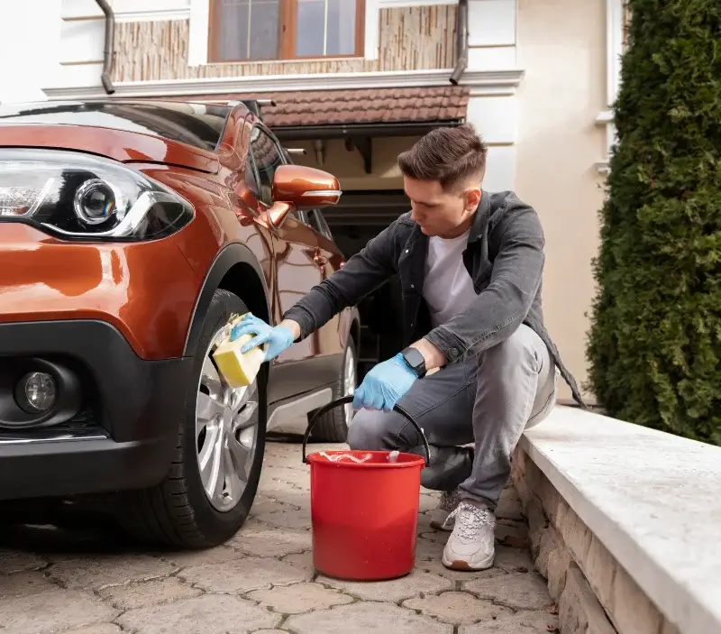 Lavage auto à domicile Moulins-sur-Orne : professionnel intervenant sur un véhicule